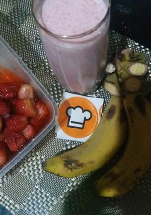 A picture of Strawberry banana smoothie.