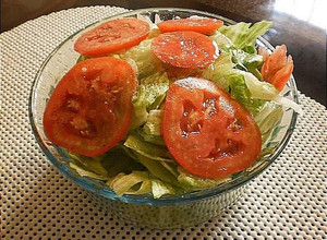 Una foto de Ensalada de Lechuga y Tomate con aliño básico