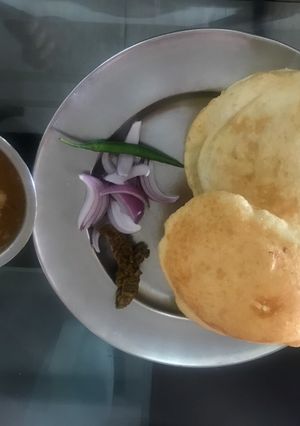 A picture of Chana Bhatura.