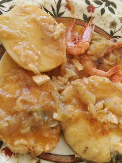 Una foto de Guiso de merluza con patatas y gambas