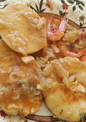 Una foto de Guiso de merluza con patatas y gambas