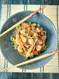 Fideos de arroz fritos con gambas estilo 3 delicias