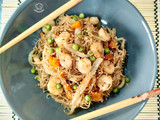 Fideos de arroz fritos con gambas estilo 3 delicias