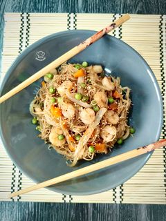 Una foto de Fideos de arroz fritos con gambas estilo 3 delicias