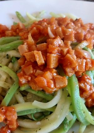 Una foto de "Tallarines" de zucchini, con "pomarola" de seitán. ✨️♻️