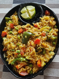 तिरंगी वेजिटेबल मैगी (Tirangi vegetable maggi recipe in Hindi) रेसिपी मुख्य फोटो