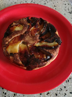 Una foto de Mini torta de manzana y canela, en sartén