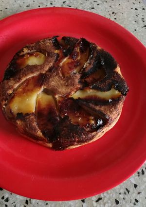 Una foto de Mini torta de manzana y canela, en sartén