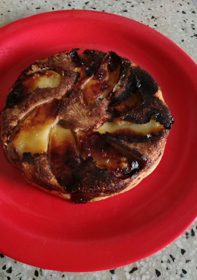 Una foto de Mini torta de manzana y canela, en sartén