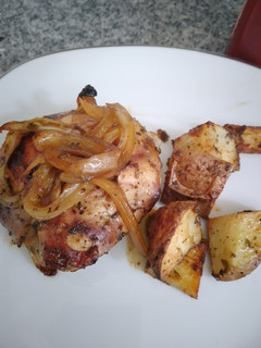 Una foto de Pollo agridulce al horno con papas rústicas al merkén