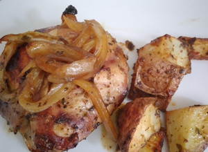 Una foto de Pollo agridulce al horno con papas rústicas al merkén