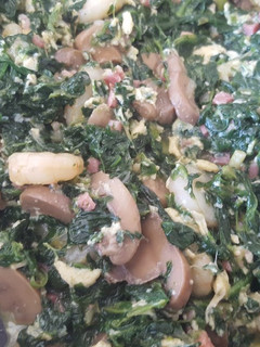 Una foto de Revuelto de espinacas, champiñones, jamón, gambas y ajetes