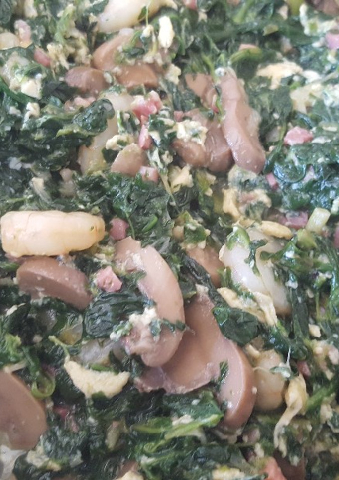Una foto de Revuelto de espinacas, champiñones, jamón, gambas y ajetes