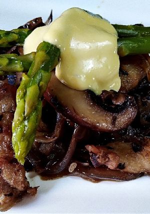 Una foto de SETAS, 🍄Tocino 🐷y Espárragos al Ajo con Alioli...!
