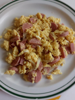 Una foto de Huevo revuelto con mostaza y salchicha