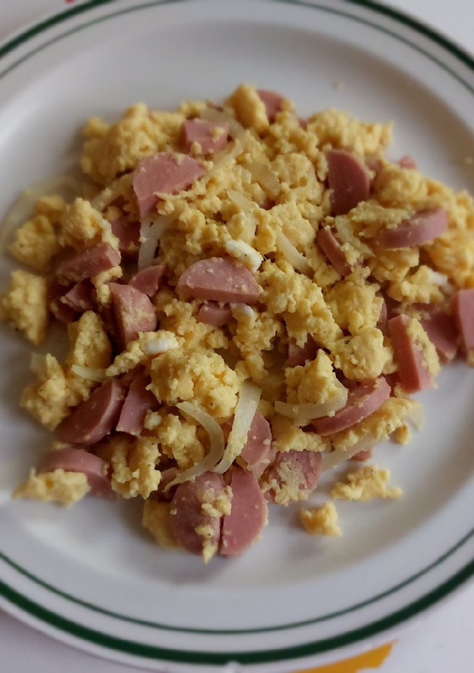 Una foto de Huevo revuelto con mostaza y salchicha