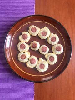 Una foto de A mal tiempo, buena tapa!! Salchichas frescas con hojaldre