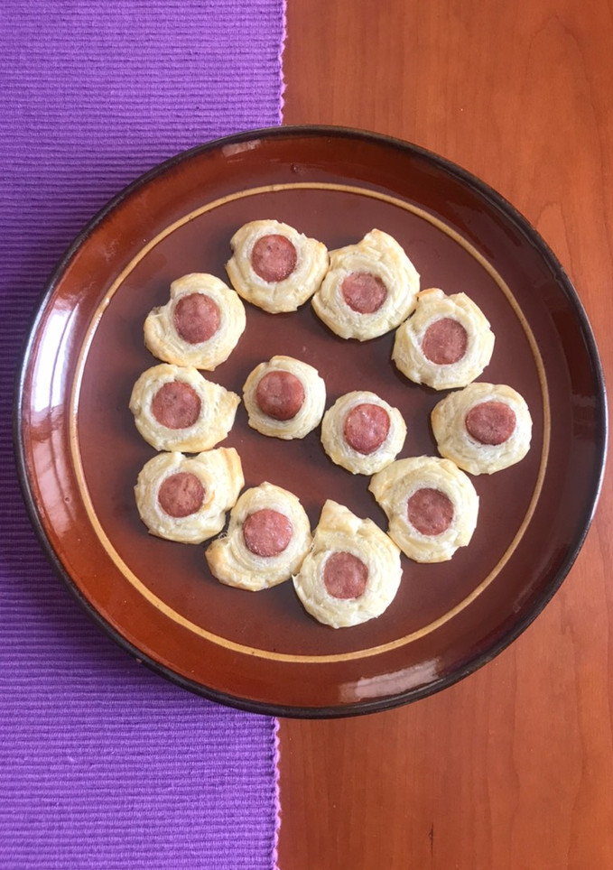 Una foto de A mal tiempo, buena tapa!! Salchichas frescas con hojaldre