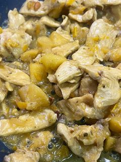 Una foto de Pollo con manzana y frutos secos