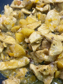 Una foto de Pollo con manzana y frutos secos