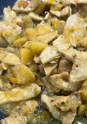 Una foto de Pollo con manzana y frutos secos