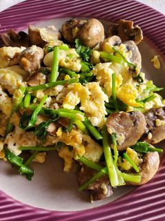 奶油蘑菇香菜炒嫩蛋 的食譜成品照片