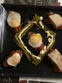 Una foto de Montaditos de pimientos bonito y huevos de codorniz y espárragos trigueros
