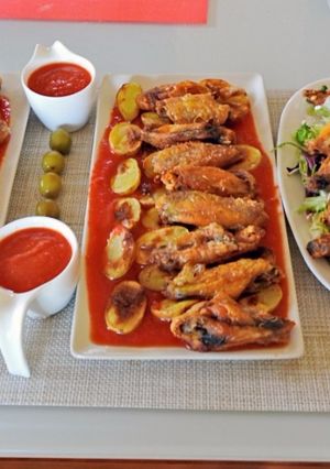 Foto principal de Patatas bravas  con alitas de pollo