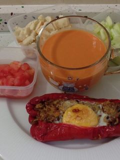 Una foto de Pimientos rellenos de salteado de quinoa, mango, aceitunas y huevo con gazpacho