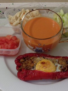 Una foto de Pimientos rellenos de salteado de quinoa, mango, aceitunas y huevo con gazpacho