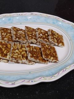 मूंगफली चिक्की (moongfali chikki recipe in Hindi) रेसिपी मुख्य फोटो