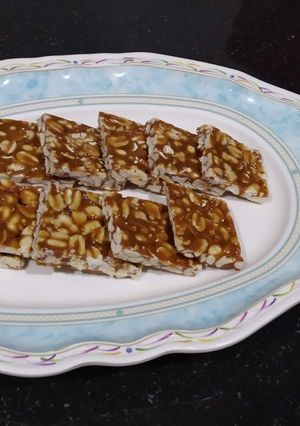 मूंगफली चिक्की (moongfali chikki recipe in Hindi) रेसिपी मुख्य फोटो