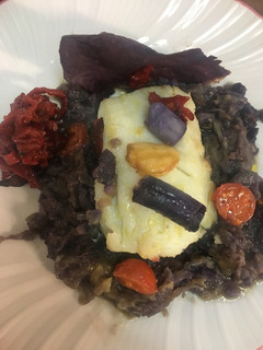 Una foto de Bacalao confitado con patata violeta