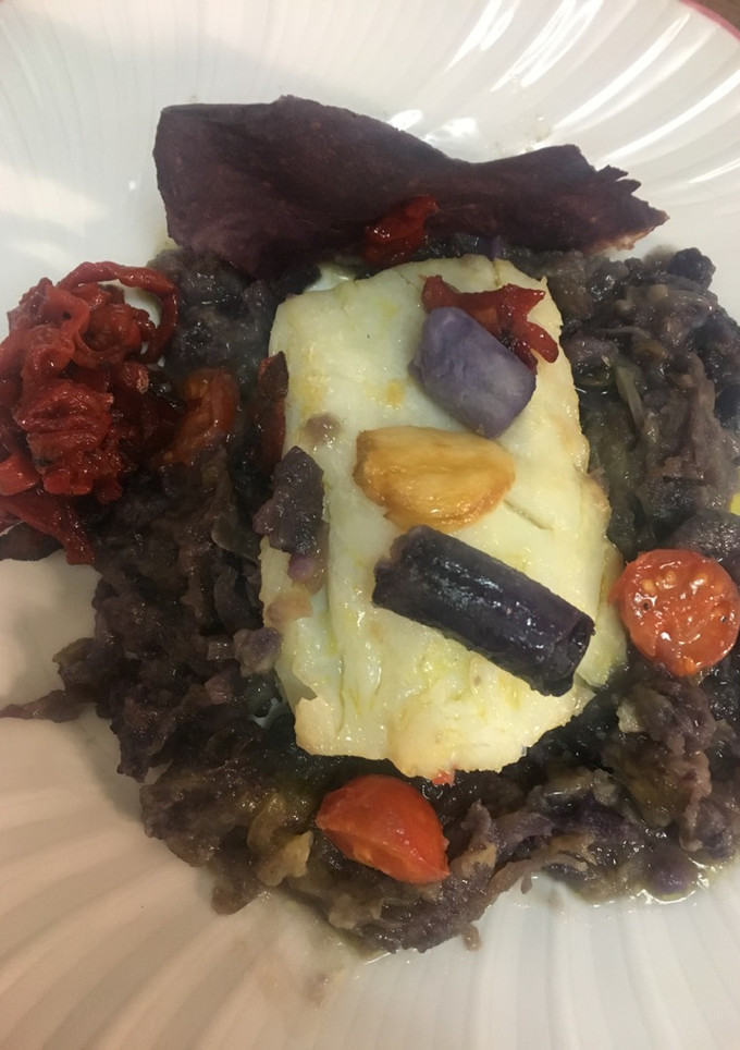 Una foto de Bacalao confitado con patata violeta