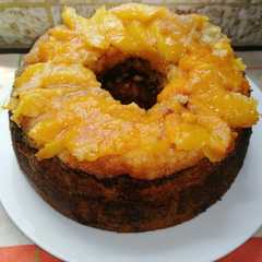 Foto principal de Torta invertida de durazno espolvoreada con cacao