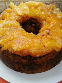 Una foto de Torta invertida de durazno espolvoreada con cacao