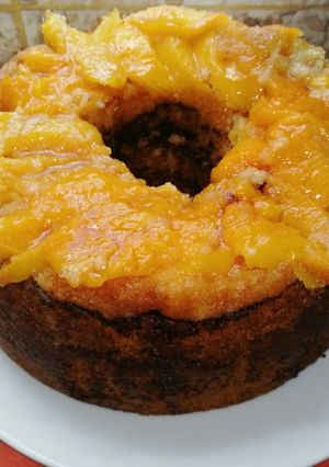 Una foto de Torta invertida de durazno espolvoreada con cacao