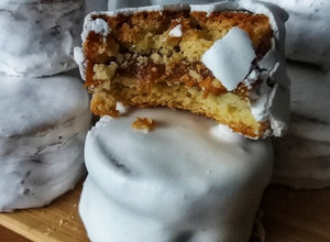 Una foto de Alfajores de nieve rellenos de dulce de leche