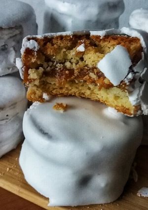 Una foto de Alfajores de nieve rellenos de dulce de leche