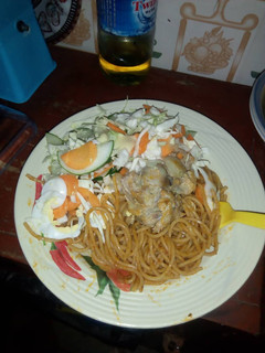 A picture of Spagetti with chicken and salad.