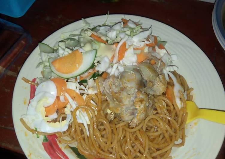 Spagetti with chicken and salad