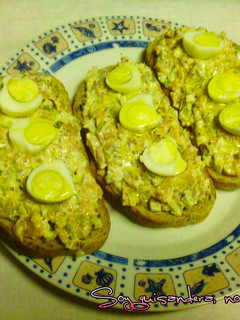 Una foto de Tostas de aguacate, surimi y salmón con huevos de codorniz