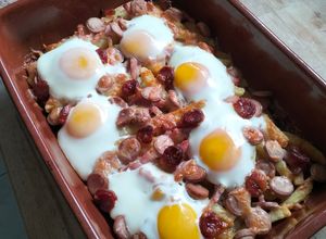 Foto de Ovos Rotos Com bacon, salsicha, linguiça e queijo ralado