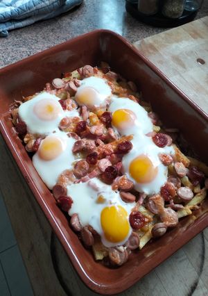 Foto de Ovos Rotos Com bacon, salsicha, linguiça e queijo ralado