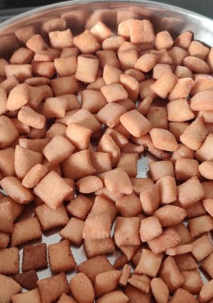 A picture of Sweet crunchy Rava Shankarpare.