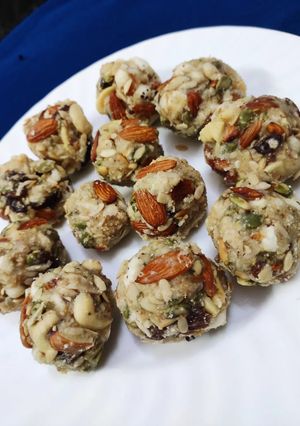 ड्राई फ्रूट लड्डू (dry fruits laddo recipe in Hindi) रेसिपी मुख्य फोटो