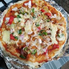 A picture of Chicken Tikka pizza.