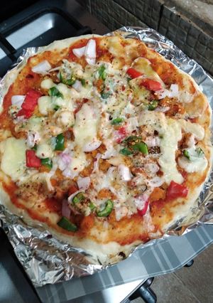 A picture of Chicken Tikka pizza.