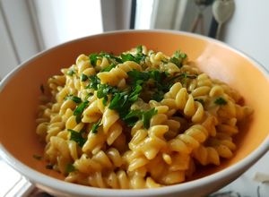 Una foto de Pasta al curry ahumado (sin colar)