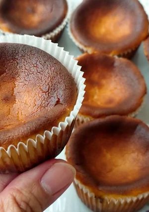 รูปของ ชีสเค้กหน้าไหม้ มินิมัฟฟินส์ - Basque Burnt Cheese Cake mini muf
